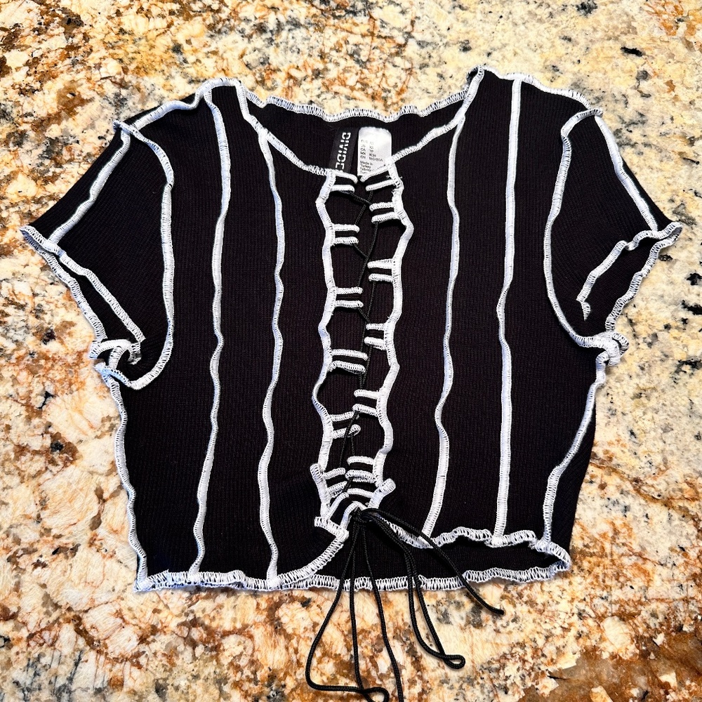 5 for $15 🦋 H&M | DIVIDED Lace-Up Crop Top in Black/White